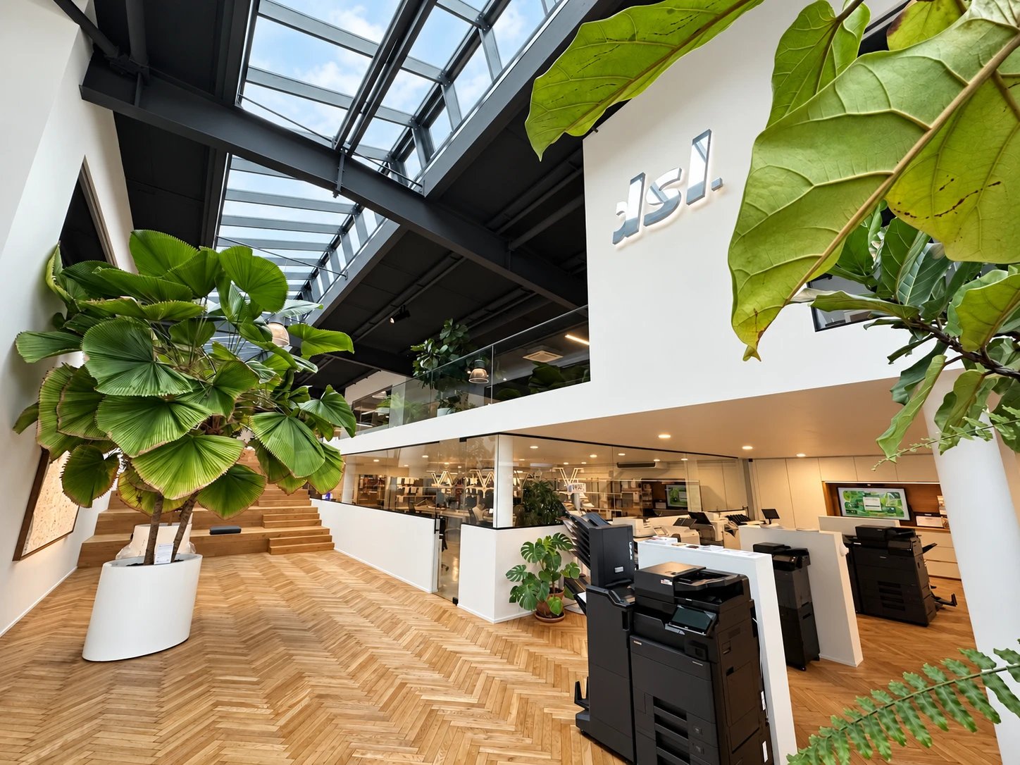 Showroom dsl à Steinsel : atrium vitré, plantes et photocopieurs en exposition
